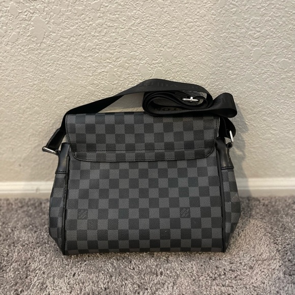 Louis Vuitton Damier Graphite Messenger Bag - Picture 1 of 12